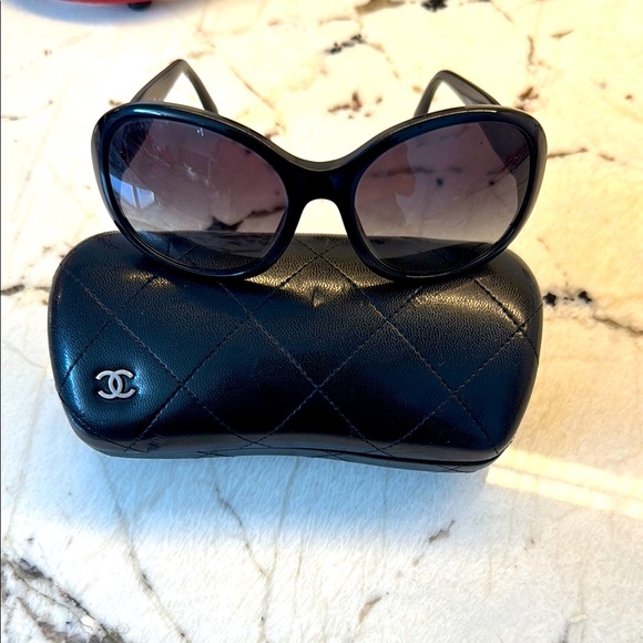 Chanel Black Sunglasses with Quilted Case - Picture 2 of 8